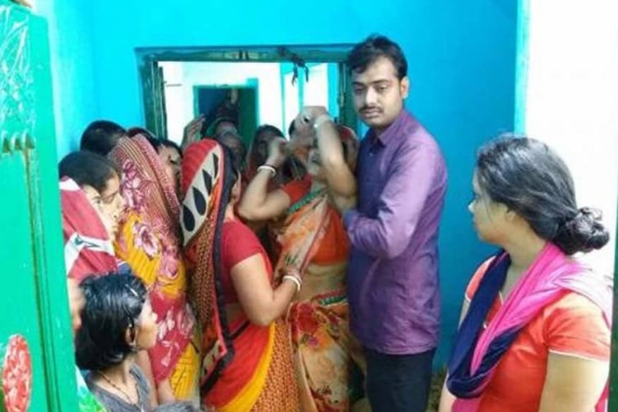 ‘मुलाला चांगलं शिक्षण देता यावं म्हणूनमी मजदूरी केली. रस्त्यावर फळांचा रस, कपडे विकले. पण आता सगळंच संपलं. दहशतवाद्यांनी माझ्या मुलाला मारलं.’ निरंजन पुढे म्हणाले की, ‘रतन अभ्यासात फार हुशार होता. २०११ मध्ये तो सीआरपीएफमध्ये भरती झाला. त्याची पहिली पोस्टिंग गढवामध्ये झाली होती.’ ‘मुलाला चांगलं शिक्षण देता यावं म्हणूनमी मजदूरी केली. रस्त्यावर फळांचा रस, कपडे विकले. पण आता सगळंच संपलं. दहशतवाद्यांनी माझ्या मुलाला मारलं.’ निरंजन पुढे म्हणाले की, ‘रतन अभ्यासात फार हुशार होता. २०११ मध्ये तो सीआरपीएफमध्ये भरती झाला. त्याची पहिली पोस्टिंग गढवामध्ये झाली होती.’
