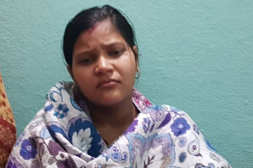 ‘त्याची नोकरी लागल्यानंतर आमची गरिबी दूर होऊ लागली होती. हळूहळू सगळ्या गोष्टी चांगल्या होत होत्या. पण आता आम्ही कोणाकडे पाहून जगू.’ शहीद रतन यांच्या पत्नी राजनंदनी म्हणाल्या की, दुपारी १.३० वाजता त्यांनी मला फोन केला होता. ते श्रीनगरला जात असल्याचे म्हणाले. रात्री पोहोचल्यावर फोन करतो असंही ते म्हणाले. मी त्यांच्या फोनची वाट पाहत होते. ‘त्याची नोकरी लागल्यानंतर आमची गरिबी दूर होऊ लागली होती. हळूहळू सगळ्या गोष्टी चांगल्या होत होत्या. पण आता आम्ही कोणाकडे पाहून जगू.’ शहीद रतन यांच्या पत्नी राजनंदनी म्हणाल्या की, दुपारी १.३० वाजता त्यांनी मला फोन केला होता. ते श्रीनगरला जात असल्याचे म्हणाले. रात्री पोहोचल्यावर फोन करतो असंही ते म्हणाले. मी त्यांच्या फोनची वाट पाहत होते.