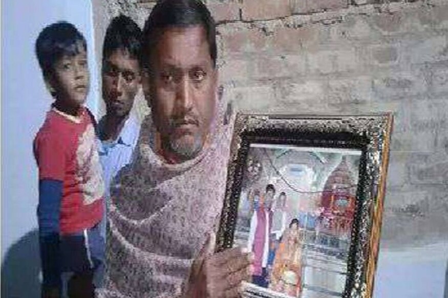 दरम्यान पुलवामा येथे दहशतवाद्यांनी भारतीय जवानांच्या गाडीवर आत्मघातकी हल्ला केला. जेव्हा आम्ही टीव्हीवर पाहिलं तेव्हा आम्हाला या हल्ल्याबद्दल कळलं. थोड्यावेळाने आम्हाला त्यांच्या ऑफिसमधून फोन आला आणि रतन शहीद झाल्याचं कळलं. दरम्यान पुलवामा येथे दहशतवाद्यांनी भारतीय जवानांच्या गाडीवर आत्मघातकी हल्ला केला. जेव्हा आम्ही टीव्हीवर पाहिलं तेव्हा आम्हाला या हल्ल्याबद्दल कळलं. थोड्यावेळाने आम्हाला त्यांच्या ऑफिसमधून फोन आला आणि रतन शहीद झाल्याचं कळलं.