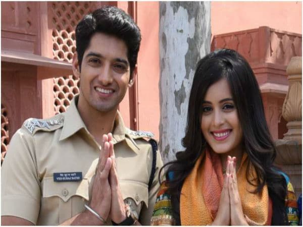 २०१८ मध्ये ऑफ एअर गेलेली ‘तू सूरज में सांझ पियाजी’ मालिकेत रिया शर्मा आणि मयंक वर्मा यांनी पडद्यावर बहीण- भावाची व्यक्तिरेखा साकारली होती. शुटिंगदरम्यान दोघं एकमेकांसोबत खूप वेळ घालवायचे. तसंच शूटिंग संपल्यानंतरही दोघं अनेकदा बाहेर फिरायला जायचे. असं म्हटलं जायचं की दोघं एकमेकांना डेट करत होते. २०१८ मध्ये ऑफ एअर गेलेली ‘तू सूरज में सांझ पियाजी’ मालिकेत रिया शर्मा आणि मयंक वर्मा यांनी पडद्यावर बहीण- भावाची व्यक्तिरेखा साकारली होती. शुटिंगदरम्यान दोघं एकमेकांसोबत खूप वेळ घालवायचे. तसंच शूटिंग संपल्यानंतरही दोघं अनेकदा बाहेर फिरायला जायचे. असं म्हटलं जायचं की दोघं एकमेकांना डेट करत होते.