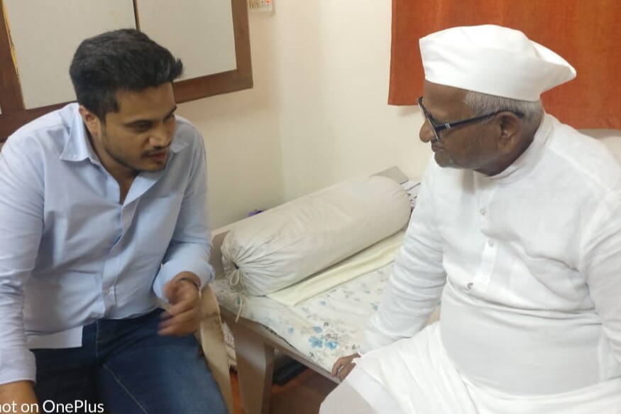 राष्ट्रवादी काँग्रेसचे अध्यक्ष शरद पवार यांचे नातू रोहित पवार हे गेल्या काही दिवसांत राजकारणात सक्रीय झालेले पाहायला मिळत आहेत. आज संध्याकाळी ते राळेगणसिद्धीत येऊन त्यांनी अण्णांची भेट घेतली. राष्ट्रवादी काँग्रेसचे अध्यक्ष शरद पवार यांचे नातू रोहित पवार हे गेल्या काही दिवसांत राजकारणात सक्रीय झालेले पाहायला मिळत आहेत. आज संध्याकाळी ते राळेगणसिद्धीत येऊन त्यांनी अण्णांची भेट घेतली.