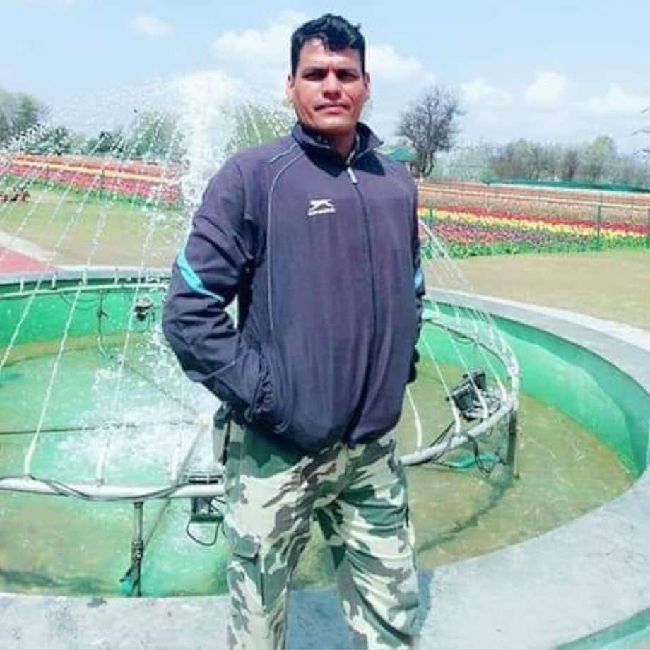 पुलवामामध्ये झालेल्या दहशतवादी हल्ल्यात जयपुरच्या शाहपुरा पंचायत समितीचं गाव गोविंदपुरा बांसडीमधील निवासी रोहिताश लांबा हे शहीद झाल्याची बातमी मिळताच संपूर्ण गाव अजूनही झोपलेलं नाही.(फोटो- रोहिताश लांबा) पुलवामामध्ये झालेल्या दहशतवादी हल्ल्यात जयपुरच्या शाहपुरा पंचायत समितीचं गाव गोविंदपुरा बांसडीमधील निवासी रोहिताश लांबा हे शहीद झाल्याची बातमी मिळताच संपूर्ण गाव अजूनही झोपलेलं नाही.(फोटो- रोहिताश लांबा)