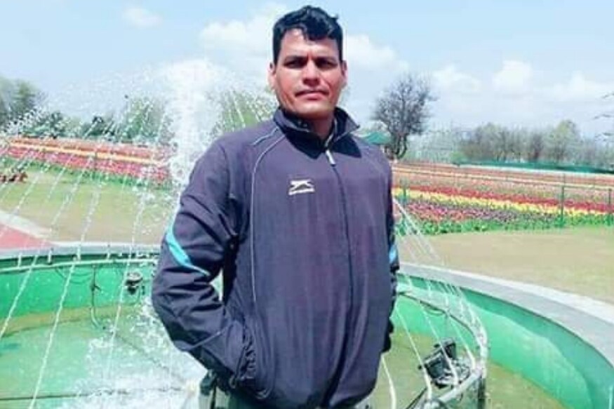 रोहिताश यांचा मित्र म्हणाला की, घरात सर्व काही नेहमीप्रमाणे सुरू होतं. पण तेव्हाच श्रीनगरवरून आलेल्या एका फोनने लांबा कुटुंबियांचं आयुष्यच बदलून गेलं. सीआरपीएफच्या प्रमुखांनी फोनवरून रोहिताश यांना वीरमरण आल्याचं सांगितलं. त्या एका क्षणात होत्याचं नव्हतं झालं. रोहिताश यांचा मित्र म्हणाला की, घरात सर्व काही नेहमीप्रमाणे सुरू होतं. पण तेव्हाच श्रीनगरवरून आलेल्या एका फोनने लांबा कुटुंबियांचं आयुष्यच बदलून गेलं. सीआरपीएफच्या प्रमुखांनी फोनवरून रोहिताश यांना वीरमरण आल्याचं सांगितलं. त्या एका क्षणात होत्याचं नव्हतं झालं.