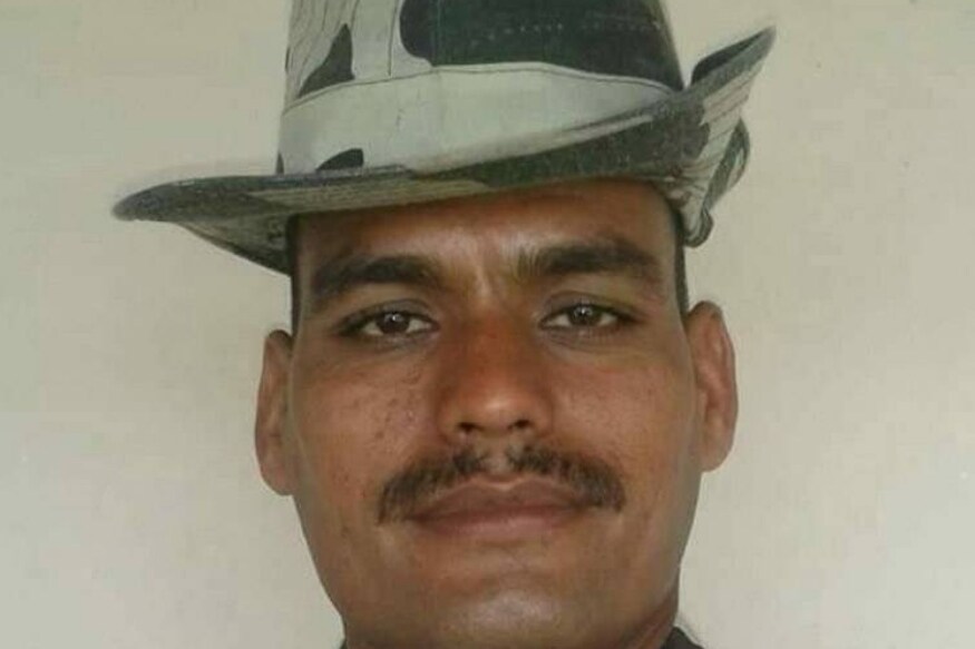 रोहिताश यांचे भाऊ जितेंद्र (जीतू) लांबा यांची तब्येत बिघडली. गावातील इतरांना जेव्हा ही बातमी कळली तेव्हा सारेच शोकाकूळ झाले. पूर्ण गाव रात्रभर जागलं. पूर्ण गावात लोक वेगवेगळ्या ठिकाणी बसून रोहिताशच्या शौर्याच्या गोष्टी एकमेकांना सांगत होते. रोहिताश यांचे भाऊ जितेंद्र (जीतू) लांबा यांची तब्येत बिघडली. गावातील इतरांना जेव्हा ही बातमी कळली तेव्हा सारेच शोकाकूळ झाले. पूर्ण गाव रात्रभर जागलं. पूर्ण गावात लोक वेगवेगळ्या ठिकाणी बसून रोहिताशच्या शौर्याच्या गोष्टी एकमेकांना सांगत होते.