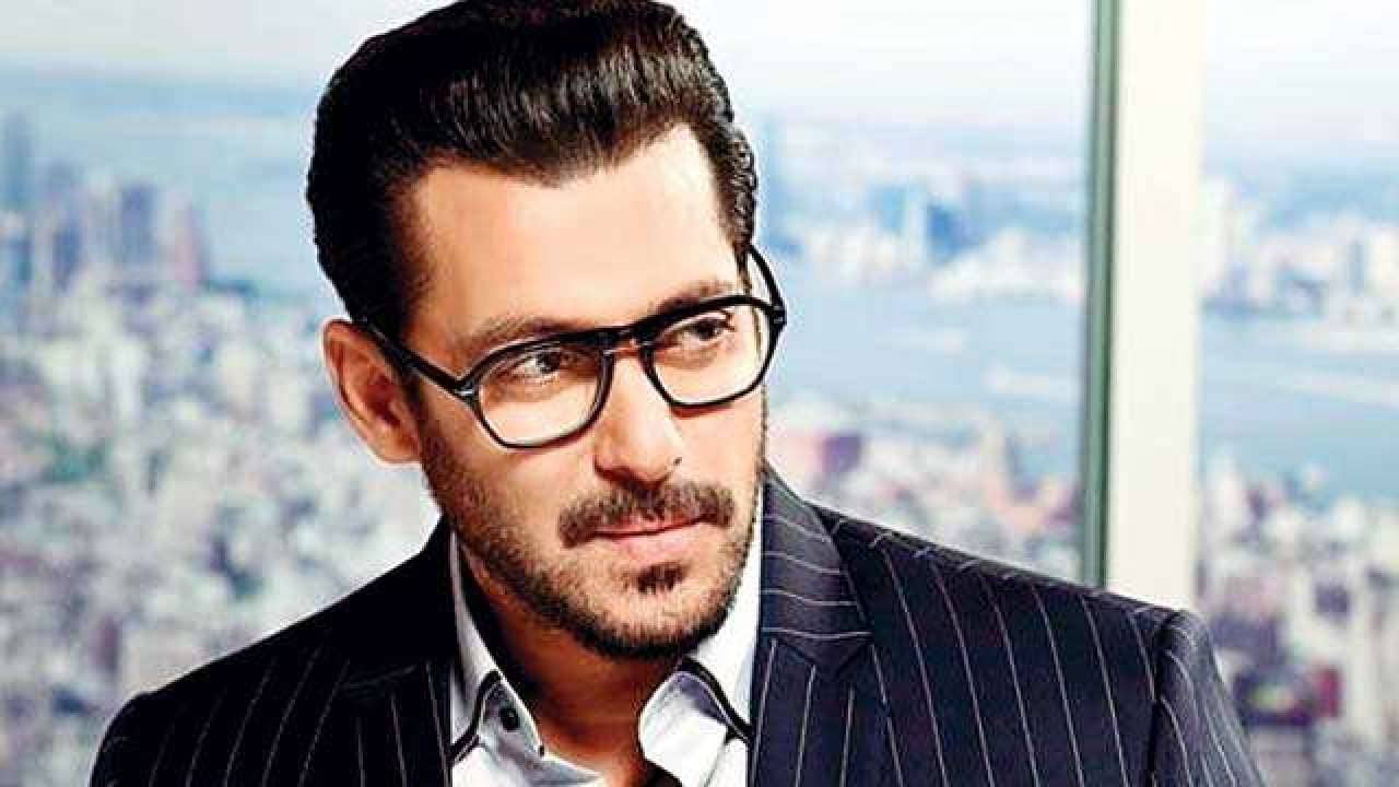 त्यातही काही चमचमीत खावसं वाटलं किंवा तिखट पदार्थ खावासा वाटला तर तो घरी करायला सांगतो. बिर्यानी सलमानचा जीव की प्राण आहे. मात्र फिटनेसमुळे तो कधी तरीच बिर्याणी खातो. त्यातही काही चमचमीत खावसं वाटलं किंवा तिखट पदार्थ खावासा वाटला तर तो घरी करायला सांगतो. बिर्यानी सलमानचा जीव की प्राण आहे. मात्र फिटनेसमुळे तो कधी तरीच बिर्याणी खातो.