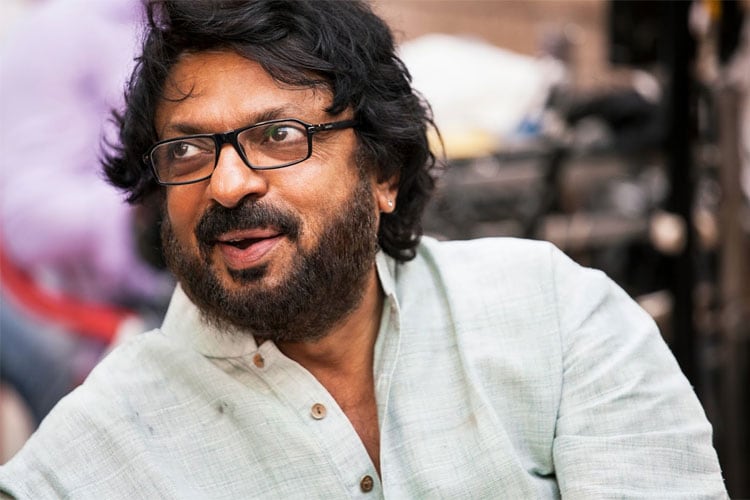 संजय लीला भन्साळी- सलमानने भन्साळी यांच्या काही सिनेमात काम केलं आहे. मात्र काही काळाने दोघांमध्ये दुरावा निर्माण झाला आणि त्यानंतर सलमानने भन्साळी यांच्या सिनेमांत काम करणं पूर्ण बंद केलं. संजय लीला भन्साळी- सलमानने भन्साळी यांच्या काही सिनेमात काम केलं आहे. मात्र काही काळाने दोघांमध्ये दुरावा निर्माण झाला आणि त्यानंतर सलमानने भन्साळी यांच्या सिनेमांत काम करणं पूर्ण बंद केलं.