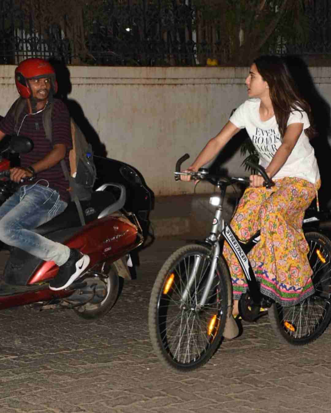 सेलिब्रिटी किड्स असलेली सारा मात्र यावेळी सर्वसाधारण अशा सायकलीवरून रस्स्त्यावर रपेट मारत होती. सेलिब्रिटी किड्स असलेली सारा मात्र यावेळी सर्वसाधारण अशा सायकलीवरून रस्स्त्यावर रपेट मारत होती.