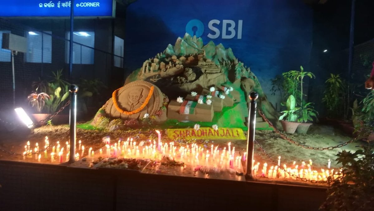 जम्मू-काश्मीरच्या पुलवामा जिल्ह्यामध्ये दहशतवाद्यांकडून झालेल्या आत्मघातकी हल्ल्यामध्ये भारताने सीआरपीएफचे 42 जवान गमावले. संपूर्ण देशभरातून यावर संतप्त प्रतिक्रिया उमटली तर अनेक हात शहीद जवनांच्या कुटुंबीयांना मदत करण्यासाठी पुढे आले. त्यातला एक हात म्हणजे SBI. जम्मू-काश्मीरच्या पुलवामा जिल्ह्यामध्ये दहशतवाद्यांकडून झालेल्या आत्मघातकी हल्ल्यामध्ये भारताने सीआरपीएफचे 42 जवान गमावले. संपूर्ण देशभरातून यावर संतप्त प्रतिक्रिया उमटली तर अनेक हात शहीद जवनांच्या कुटुंबीयांना मदत करण्यासाठी पुढे आले. त्यातला एक हात म्हणजे SBI.
