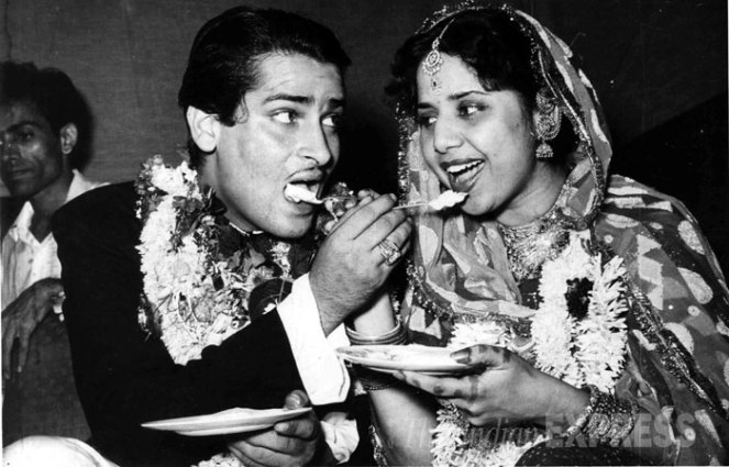 शम्मी कपूर यांनी गीता बाली यांच्याशी पळून जाऊन लग्न केलं होते. गीता बाली या त्या काळातील प्रसिद्ध अभिनेत्री होत्या शिवाय त्या शम्मी यांच्यापेक्षा एका वर्षाने मोठ्या होत्या. शम्मी कपूर यांनी गीता बाली यांच्याशी पळून जाऊन लग्न केलं होते. गीता बाली या त्या काळातील प्रसिद्ध अभिनेत्री होत्या शिवाय त्या शम्मी यांच्यापेक्षा एका वर्षाने मोठ्या होत्या.