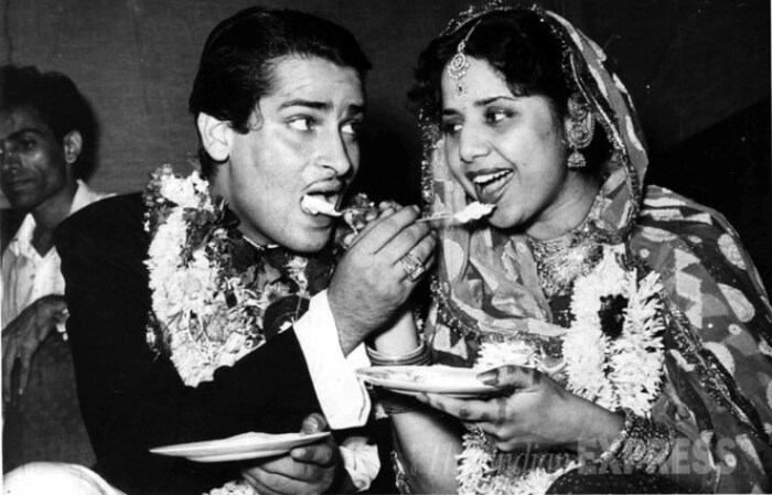शम्मी कपूर यांनी गीता बाली यांच्याशी पळून जाऊन लग्न केलं होते. गीता बाली या त्या काळातील प्रसिद्ध अभिनेत्री होत्या शिवाय त्या शम्मी यांच्यापेक्षा एकावर्षाने मोठ्या होत्या.