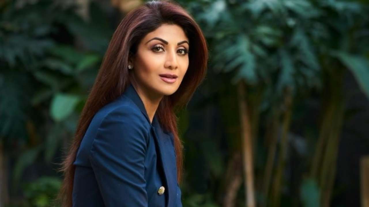 योग आणि वर्कआऊटनंतर ती प्रोटिन शेक घेते. शिल्पा खूप फुडी आहे त्यामुळे आठवड्यातून एकदा मात्र ती बाहेरचं खाणं पसंत करते. योग आणि वर्कआऊटनंतर ती प्रोटिन शेक घेते. शिल्पा खूप फुडी आहे त्यामुळे आठवड्यातून एकदा मात्र ती बाहेरचं खाणं पसंत करते.