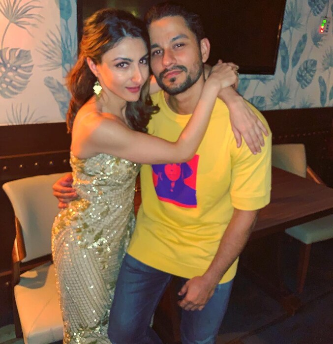 सैफली खानची छोटी बहीण सोहा अली खानने तिच्याहून पाच वर्ष लहान असलेल्या प्रियकराशी कुणाल खेमुशी लग्न केलं. दोघांचंही बॉलिवूडमध्ये चांगलं नाव आहे.