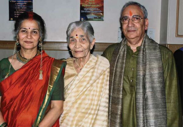 सुहासिनी मुळे- टीव्ही जगतातलं हे फार मोठं नाव आहे. मालिकांसोबत त्यांनी अनेक बॉलिवूड सिनेमांमध्ये काम केलं आहे. सुहासिनी यांनी वयाच्या ६० व्या वर्षी अतुल गुर्टू यांच्याशी लग्न केलं. सुहासिनी मुळे- टीव्ही जगतातलं हे फार मोठं नाव आहे. मालिकांसोबत त्यांनी अनेक बॉलिवूड सिनेमांमध्ये काम केलं आहे. सुहासिनी यांनी वयाच्या ६० व्या वर्षी अतुल गुर्टू यांच्याशी लग्न केलं.