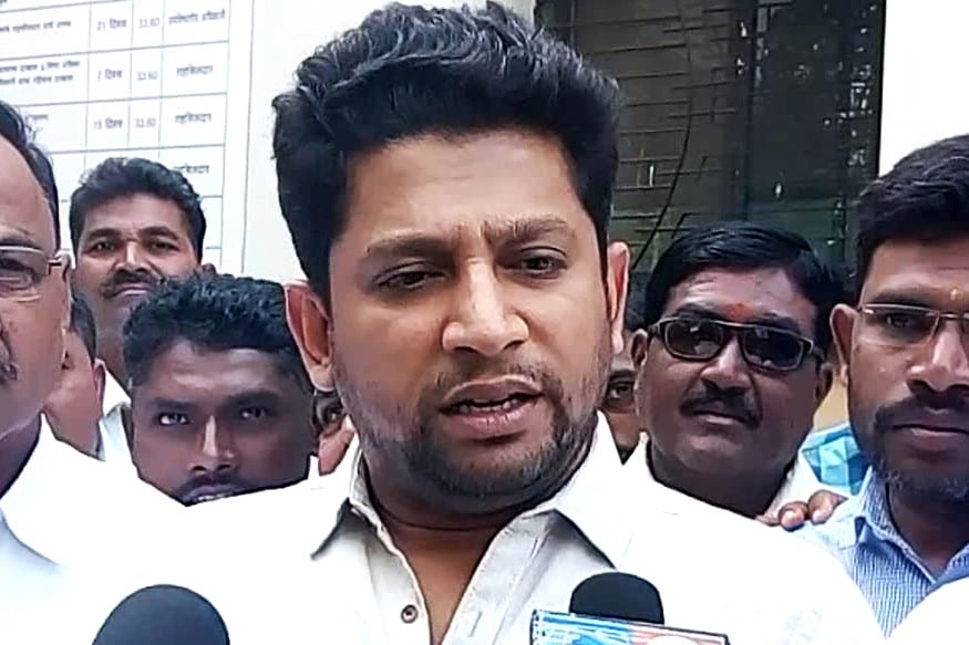 सुजय हे नगर लोकसभा यासाठी आग्रही आहेत. पण अहमदनगरची जागा राष्ट्रवादी काँग्रेस सुजय विखे पाटील यांच्यासाठी सोडणार का, याबाबत अजूनही प्रश्नचिन्ह कायम आहे. सुजय हे नगर लोकसभा यासाठी आग्रही आहेत. पण अहमदनगरची जागा राष्ट्रवादी काँग्रेस सुजय विखे पाटील यांच्यासाठी सोडणार का, याबाबत अजूनही प्रश्नचिन्ह कायम आहे.