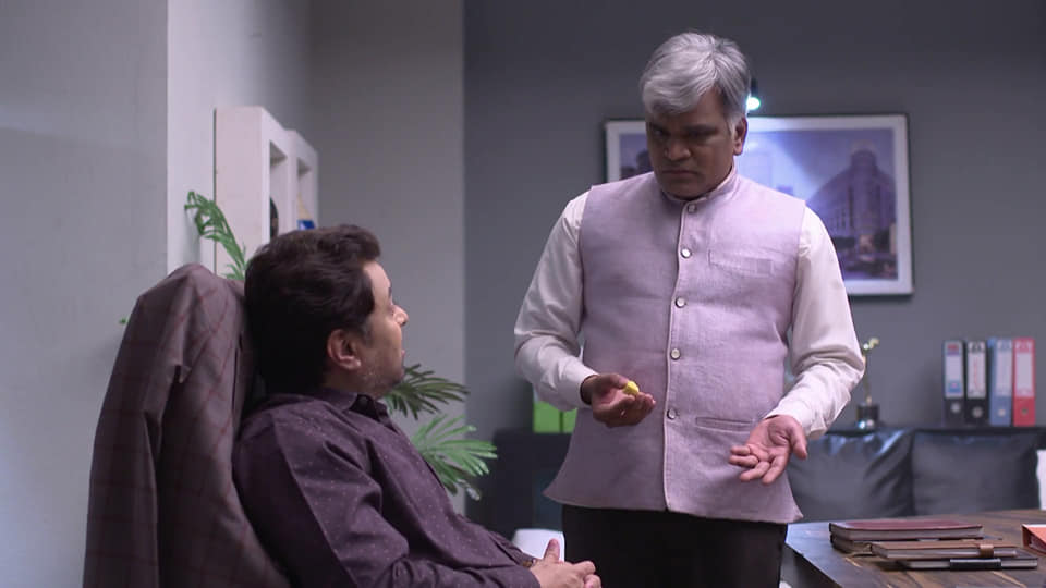 या घोटाळ्यामागचा चेहरा असतो विक्रांत सरंजामे. विक्रांत आणि झेंडेला आता भीती आहे की ईशाच्या हाताला आपलं नाव लागतं का. या घोटाळ्यामागचा चेहरा असतो विक्रांत सरंजामे. विक्रांत आणि झेंडेला आता भीती आहे की ईशाच्या हाताला आपलं नाव लागतं का.