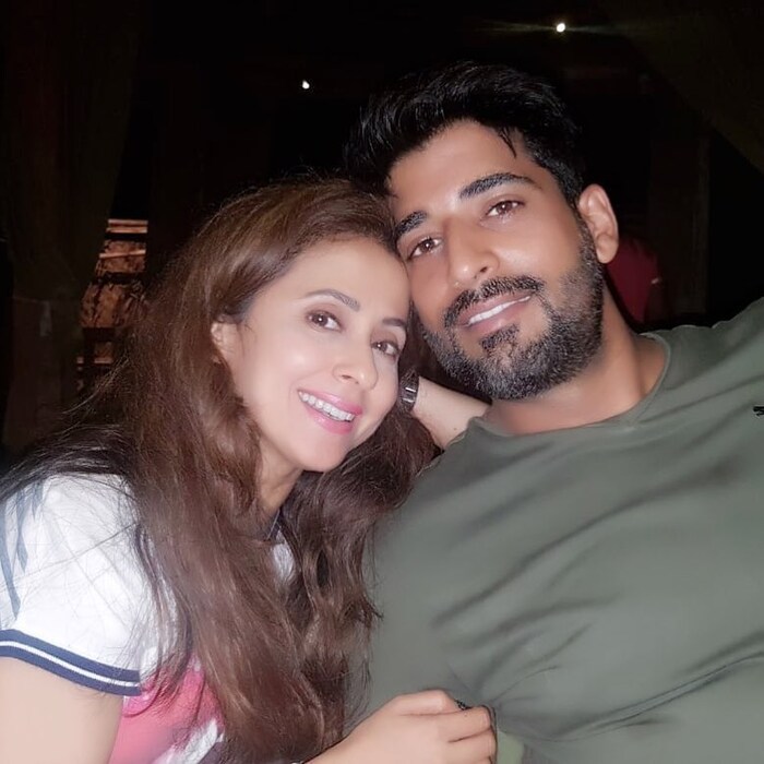 बॉलिवूडमधील हरहुन्नरी अभिनेत्रींपैकी एक म्हणजे उर्मिला. उर्मिला सिनेसृष्टीत सक्रीय नसली तरी आजही उर्मिलाच्या नावाला बॉलिवूडमध्ये वजन आहे. उर्मिलाने वयाच्या ४२ व्या वर्षी आपल्यापेक्षा १० वर्ष लहान काश्मिरी व्यावसायिक मोहसिन अख्तरशी लग्न केलं.