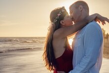 Valentine's Day : जोडीदार रुसलाय? मग या टिप्सनी राग होईल दूर