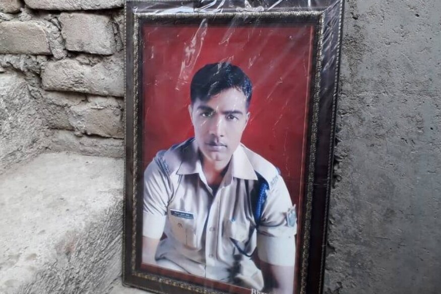 पती शहीद झाल्याची बातमी कळताच विजय लक्ष्मी यांनी मुलीला जवळ घेत टाहो फोडला. सरकारने याचा सूड नक्कीच घेतला पाहिजे आणि पाकिस्तानला उडवून दिलं पाहिजे अशी इच्छा विजय लक्ष्मी यांनी यावेळी व्यक्त केली. पती शहीद झाल्याची बातमी कळताच विजय लक्ष्मी यांनी मुलीला जवळ घेत टाहो फोडला. सरकारने याचा सूड नक्कीच घेतला पाहिजे आणि पाकिस्तानला उडवून दिलं पाहिजे अशी इच्छा विजय लक्ष्मी यांनी यावेळी व्यक्त केली.