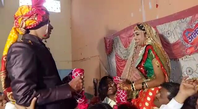 जम्मू काश्मीरच्या पुलवामा जिल्ह्यामध्ये झालेल्या दहशतवादी हल्ल्याच्या निषेधार्थ आज अवघ्या देशभरात आंदोलन करण्यात आली. तर अनेक ठिकाणी शहीदांना श्रद्धांजली वाहण्यात आली. अशीच श्रद्धांजली एका विवाह सोहळ्यातही वाहण्यात आली. जम्मू काश्मीरच्या पुलवामा जिल्ह्यामध्ये झालेल्या दहशतवादी हल्ल्याच्या निषेधार्थ आज अवघ्या देशभरात आंदोलन करण्यात आली. तर अनेक ठिकाणी शहीदांना श्रद्धांजली वाहण्यात आली. अशीच श्रद्धांजली एका विवाह सोहळ्यातही वाहण्यात आली.