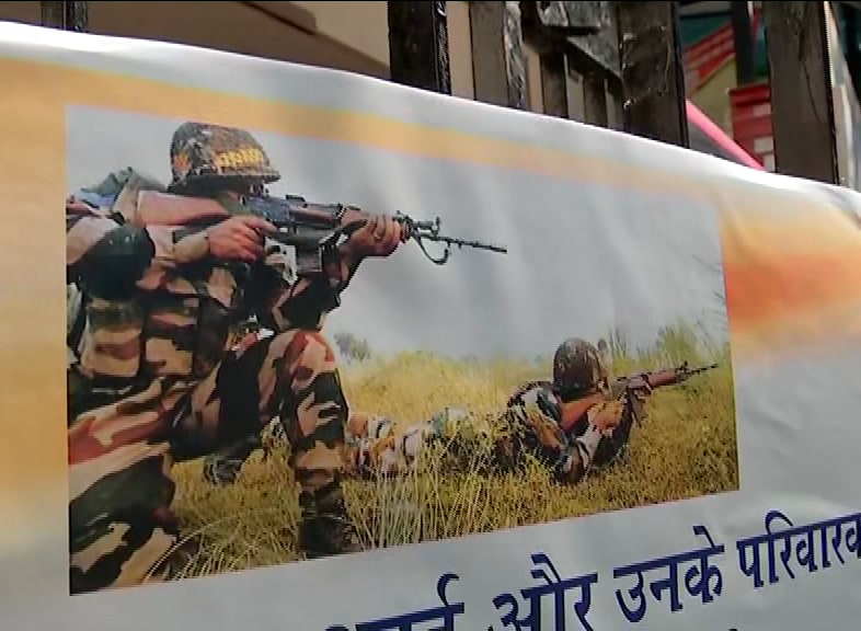 देशाच्या सुरक्षेसाठी प्राणाचे बलिदान देणाऱ्या जवानांच्या कुटुंबीयांसह प्रत्येक देशवासीयांच्या मनावर मोठा आघात झाला. शहीद जवानांच्या कुटुंबियांवरही मोठं संकट कोसळलं आहे. देशाच्या सुरक्षेसाठी प्राणाचे बलिदान देणाऱ्या जवानांच्या कुटुंबीयांसह प्रत्येक देशवासीयांच्या मनावर मोठा आघात झाला. शहीद जवानांच्या कुटुंबियांवरही मोठं संकट कोसळलं आहे.