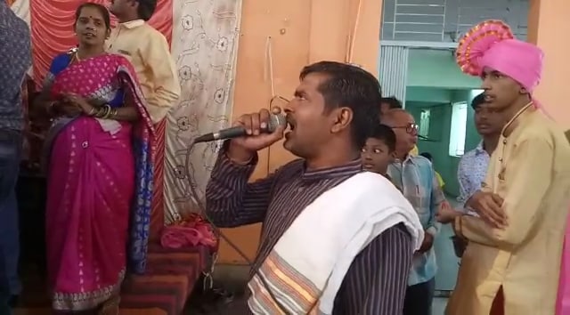 मुलाचं लग्न नंतर पण आधी जवानांना श्रद्धांजली असं म्हणत संपूर्ण कार्यलयात 5 मिनिटं मौन पाळण्यात आला. मुलाचं लग्न नंतर पण आधी जवानांना श्रद्धांजली असं म्हणत संपूर्ण कार्यलयात 5 मिनिटं मौन पाळण्यात आला.