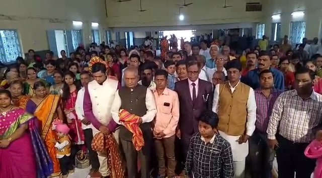 विवाह सोहळ्याला सुरुवात झाली मंगलाष्टका सुरू असतानाच त्या थांबल्या आणि अतिरेक्यांच्या हल्ल्यात शहीद जवानांना श्रद्धांजली अर्पण करण्यात आली. या विवाह सोहळ्यात श्रद्धांजली वाहण्याचं एक वेगळंच कारण आहे. विवाह सोहळ्याला सुरुवात झाली मंगलाष्टका सुरू असतानाच त्या थांबल्या आणि अतिरेक्यांच्या हल्ल्यात शहीद जवानांना श्रद्धांजली अर्पण करण्यात आली. या विवाह सोहळ्यात श्रद्धांजली वाहण्याचं एक वेगळंच कारण आहे.
