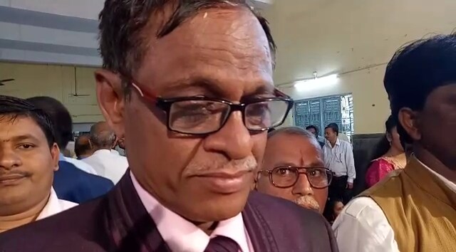 पुरुषोत्तम नेवे यांनी आपल्या मुलाच्या विवाह सोहळ्याची सुरू झालेली मंगलाष्टका मध्येच थांबवत शहीदांना श्रद्धांजली वाहिली. पुरुषोत्तम नेवे यांनी आपल्या मुलाच्या विवाह सोहळ्याची सुरू झालेली मंगलाष्टका मध्येच थांबवत शहीदांना श्रद्धांजली वाहिली.
