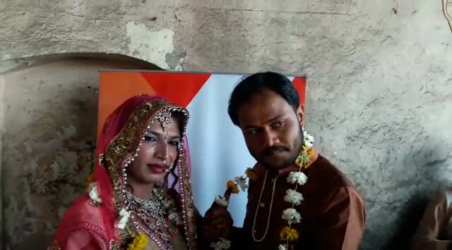 अर्थातच या प्रेमाला जुनैदच्या घरच्यांचा टोकाचा विरोध होता. पण या विरोधाला न जुमानता जुनैदने जयाला 15 दिवसांपूर्वी प्रपोज केलं. अर्थातच या प्रेमाला जुनैदच्या घरच्यांचा टोकाचा विरोध होता. पण या विरोधाला न जुमानता जुनैदने जयाला 15 दिवसांपूर्वी प्रपोज केलं.