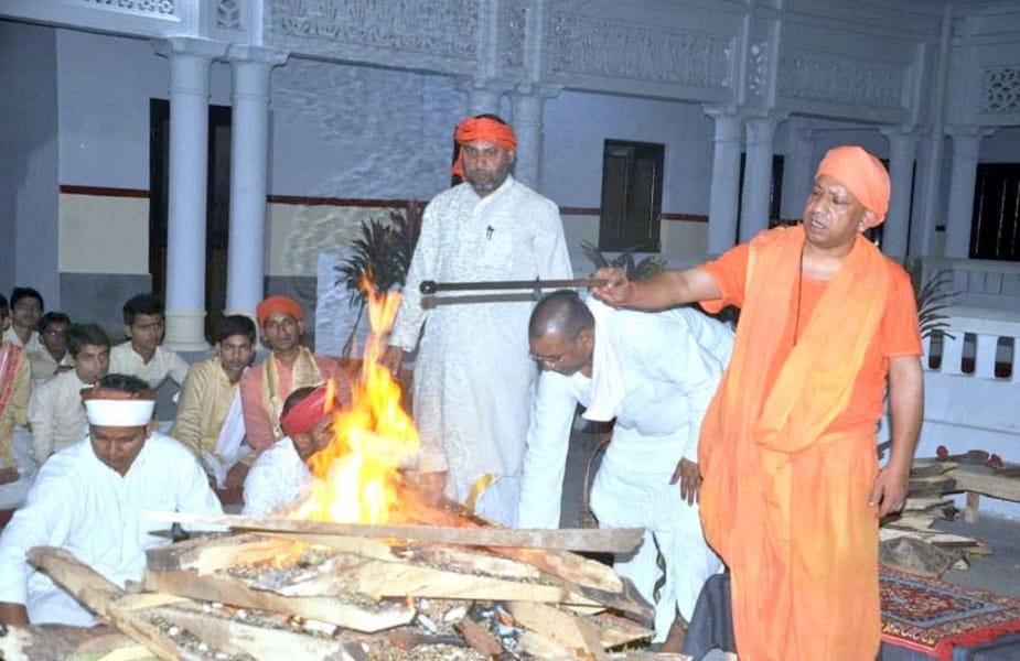 2002मध्ये योगी आदित्यनाथ यांनी हिंदू युवा वाहिनी तयार केली. दरम्यान 2004च्या लोकसभा निवडणुकीसाठी ते पुन्हा उभे राहिले आणि सलग तिसऱ्यांदा जिंकून आले. 2002मध्ये योगी आदित्यनाथ यांनी हिंदू युवा वाहिनी तयार केली. दरम्यान 2004च्या लोकसभा निवडणुकीसाठी ते पुन्हा उभे राहिले आणि सलग तिसऱ्यांदा जिंकून आले.