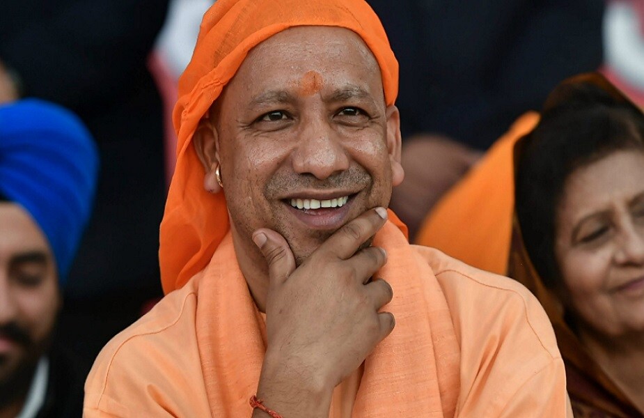 आताचा उत्तराखंड म्हणजे तेव्हाच्या उत्तर प्रदेशात 5 जून 1972 मध्ये पौडी जिल्ह्यात पचूंर नावाच्या गावात अजयमोहन यांचा जन्म झाला. बिष्ट वाचा तो राजपूत परिवार होता. आताचा उत्तराखंड म्हणजे तेव्हाच्या उत्तर प्रदेशात 5 जून 1972 मध्ये पौडी जिल्ह्यात पचूंर नावाच्या गावात अजयमोहन यांचा जन्म झाला. बिष्ट वाचा तो राजपूत परिवार होता.