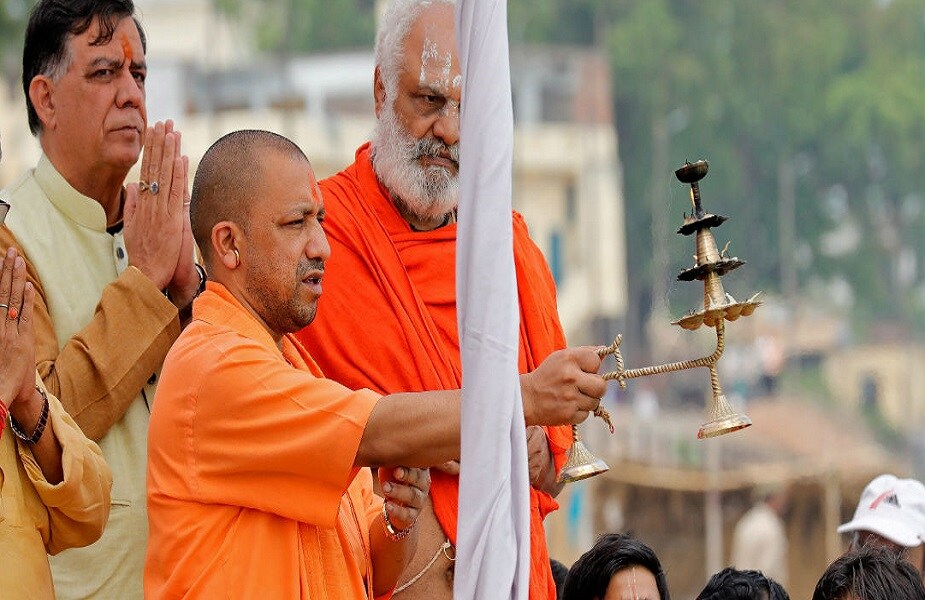अजयमोहन बिश्त यांचं प्राथमिक शिक्षण झालं टिहरीला. त्यानंतर 1989 मध्ये ऋषिकेशच्या भरत इंटर कॉलेजमधून त्यांनी इंटरमीजिएट परीक्षा दिली. अजयमोहन बिश्त यांचं प्राथमिक शिक्षण झालं टिहरीला. त्यानंतर 1989 मध्ये ऋषिकेशच्या भरत इंटर कॉलेजमधून त्यांनी इंटरमीजिएट परीक्षा दिली.