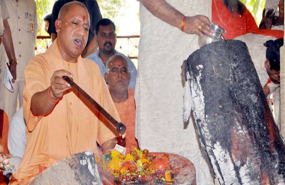1990मध्ये कॉलेजमध्ये असताना अजयमोहन अखिल भारतीय विद्यार्थी परिषदेकडे ओढला गेला. 1992 गढवाल युनिव्हर्सिटीमधून गणित विषयात BSc. झाला. 1990मध्ये कॉलेजमध्ये असताना अजयमोहन अखिल भारतीय विद्यार्थी परिषदेकडे ओढला गेला. 1992 गढवाल युनिव्हर्सिटीमधून गणित विषयात BSc. झाला.