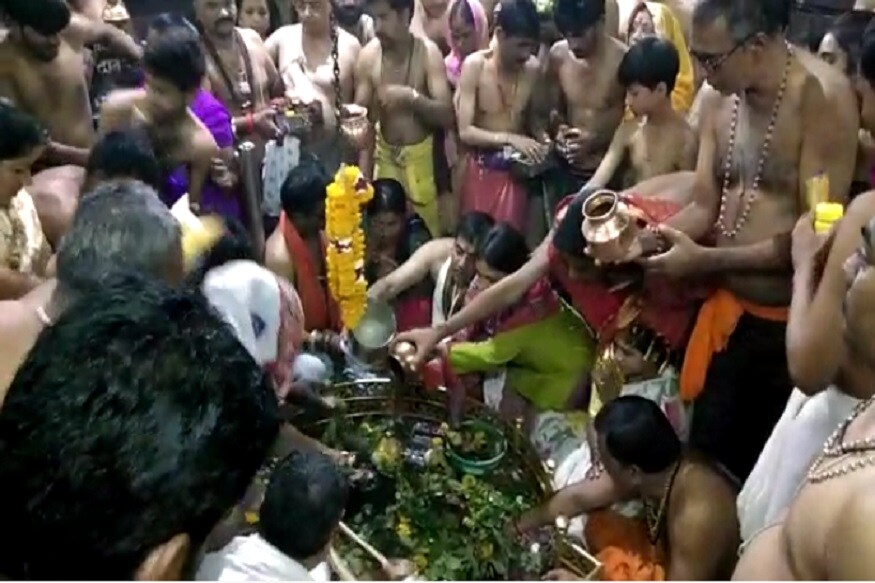 औरंगाबाद येथील घृष्णेश्वराच्या मंदिरात भाविकांनी शिवलिंगावर दुग्धाभिषेक केला. हे 12 ज्योतिर्लिंगापैकी एक ज्योतिर्लिंग आहे. औरंगाबाद येथील घृष्णेश्वराच्या मंदिरात भाविकांनी शिवलिंगावर दुग्धाभिषेक केला. हे 12 ज्योतिर्लिंगापैकी एक ज्योतिर्लिंग आहे.