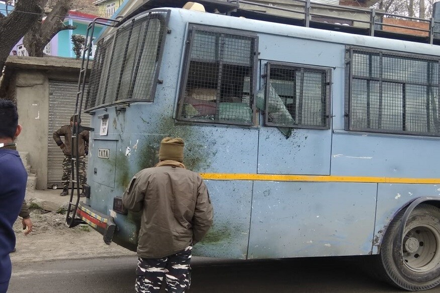 भीषण स्फोटामुळे CRPF जवानांच्या गाडीचं थोडं नुकसान झालं आहे. मात्र यामध्ये कोणतीही जीवितहानी झाली नसल्याची माहिती आहे. भीषण स्फोटामुळे CRPF जवानांच्या गाडीचं थोडं नुकसान झालं आहे. मात्र यामध्ये कोणतीही जीवितहानी झाली नसल्याची माहिती आहे.