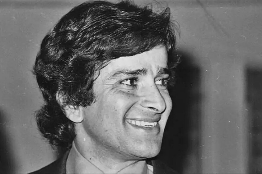 लाखो मुली ज्याच्यावर जीव ओवाळून टाकायला तयार होत्या असे शशी कपूर मात्र एका अशा मुलीच्या प्रेमात पडले होते ती बॉलिवूडची अभिनेत्रीही नव्हती आणि त्यांची चाहती देखील नव्हती. शशी कपूर आणि जेनिफर यांच्या रोमँटिक लव्ह स्टोरीचं गुपित जेनिफरची बहीण फेलिसिटी केंडलनं आपल्या व्हाइट कार्गो या पुस्तकात उघड केलं. लाखो मुली ज्याच्यावर जीव ओवाळून टाकायला तयार होत्या असे शशी कपूर मात्र एका अशा मुलीच्या प्रेमात पडले होते ती बॉलिवूडची अभिनेत्रीही नव्हती आणि त्यांची चाहती देखील नव्हती. शशी कपूर आणि जेनिफर यांच्या रोमँटिक लव्ह स्टोरीचं गुपित जेनिफरची बहीण फेलिसिटी केंडलनं आपल्या व्हाइट कार्गो या पुस्तकात उघड केलं.