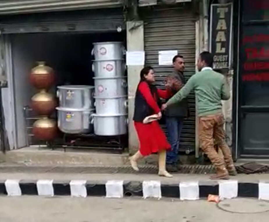 एखाद्या जोडप्याला भर रस्त्यात भांडताना तुम्ही पाहिलंच असेल. पण इथे शाब्दिक भांडणं नाही तर हाणामारी झाल्याचा प्रकार घडला आहे. या जोडप्याने भर रस्त्यात जोरदार भांडणं करण्यास सुरुवात केली. एखाद्या जोडप्याला भर रस्त्यात भांडताना तुम्ही पाहिलंच असेल. पण इथे शाब्दिक भांडणं नाही तर हाणामारी झाल्याचा प्रकार घडला आहे. या जोडप्याने भर रस्त्यात जोरदार भांडणं करण्यास सुरुवात केली.