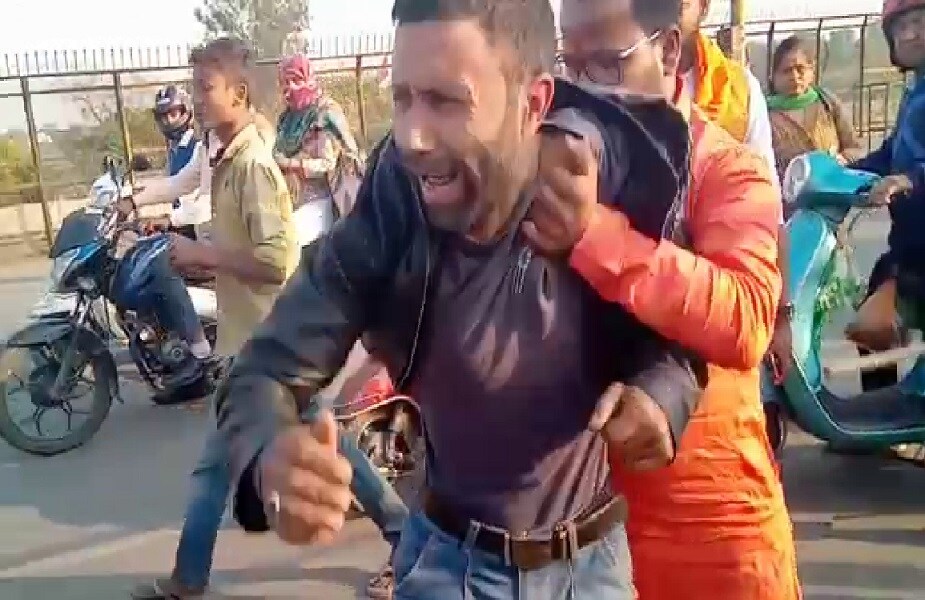 उत्तर प्रदेशची राजधानी लखनऊमधील ड़ालीगंज पुलावर सुका मेवा विकणाऱ्या दोन काश्मीरी युवकांना मारहाण करण्यात आल्याची घटना घडली आहे. कुलगाममधील युवक सुकामेवा विकत असतामा त्यांना भगवी कपडे घातलेल्या लोकांनी मारहाण करण्यास सुरूवात केली. उत्तर प्रदेशची राजधानी लखनऊमधील ड़ालीगंज पुलावर सुका मेवा विकणाऱ्या दोन काश्मीरी युवकांना मारहाण करण्यात आल्याची घटना घडली आहे. कुलगाममधील युवक सुकामेवा विकत असतामा त्यांना भगवी कपडे घातलेल्या लोकांनी मारहाण करण्यास सुरूवात केली.