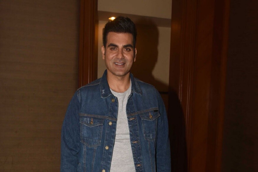 सेलिब्रेटींबद्दल सोशल मीडियावर नेटीझन्स जेव्हा असभ्य भाषेत कमेंट करतात किंवा प्रश्न विचारतात तेव्हा सेलिब्रेटींना नेमकं काय वाटतं. या सर्व गोष्टींना ते कसं सामोरं जातात. हाच या शोचा फॉरमॅट असल्याचं अरबाजनं यावेळी सांगितलं. सेलिब्रेटींबद्दल सोशल मीडियावर नेटीझन्स जेव्हा असभ्य भाषेत कमेंट करतात किंवा प्रश्न विचारतात तेव्हा सेलिब्रेटींना नेमकं काय वाटतं. या सर्व गोष्टींना ते कसं सामोरं जातात. हाच या शोचा फॉरमॅट असल्याचं अरबाजनं यावेळी सांगितलं.