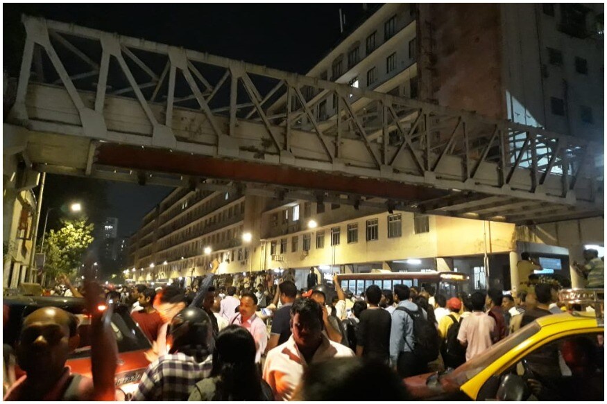 कोसळलेला पादचारी पूल 35 वर्षांपूर्वी बांधण्यात आला होता. त्याचे सरासरी वय 60 इतके असतानाही 25 वर्ष आधीच कोसळल्याने बांधकामावर प्रश्न उपस्थित केले जात आहेत. कोसळलेला पादचारी पूल 35 वर्षांपूर्वी बांधण्यात आला होता. त्याचे सरासरी वय 60 इतके असतानाही 25 वर्ष आधीच कोसळल्याने बांधकामावर प्रश्न उपस्थित केले जात आहेत.
