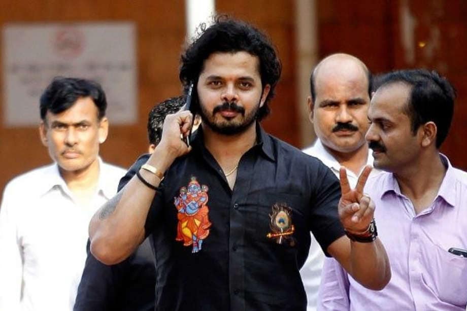 भारताचा वेगवान गोलंदाज श्रीसंतवर स्पॉट फिंक्सिंग प्रकरणी घालण्यात आलेली आजीवन बंदी सर्वोच्च न्यायालयाने हटवण्याचा निर्णय दिला आहे. 2013 च्या आयपीएलमध्ये स्पॉट फिक्सिंग प्रकरणी बीसीसीआयने त्याच्यावर बंदी घातली होती. भारताचा वेगवान गोलंदाज श्रीसंतवर स्पॉट फिंक्सिंग प्रकरणी घालण्यात आलेली आजीवन बंदी सर्वोच्च न्यायालयाने हटवण्याचा निर्णय दिला आहे. 2013 च्या आयपीएलमध्ये स्पॉट फिक्सिंग प्रकरणी बीसीसीआयने त्याच्यावर बंदी घातली होती.