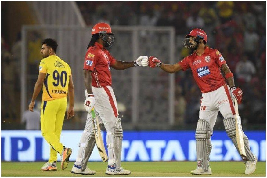 किंग्ज इलेवन पंजाबकडून खेळणाऱ्या ख्रिस गेलने आयपीएलमध्ये 300 षटकार पूर्ण करण्याच्या जवळ पोहचला आहे. धोनी, रोहित आणि रैना 200 षटकारांचा टप्पा पूर्ण करण्यास उत्सुक आहेत. किंग्ज इलेवन पंजाबकडून खेळणाऱ्या ख्रिस गेलने आयपीएलमध्ये 300 षटकार पूर्ण करण्याच्या जवळ पोहचला आहे. धोनी, रोहित आणि रैना 200 षटकारांचा टप्पा पूर्ण करण्यास उत्सुक आहेत.