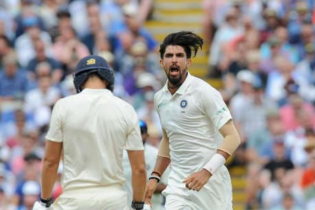 भारताचा वेगवान गोलंदाज इशांत शर्माने म्हटले की, महेंद्रसिंग धोनीने त्याला करिअरच्या दरम्यान खूप मदत केली. भारताचा वेगवान गोलंदाज इशांत शर्माने म्हटले की, महेंद्रसिंग धोनीने त्याला करिअरच्या दरम्यान खूप मदत केली.