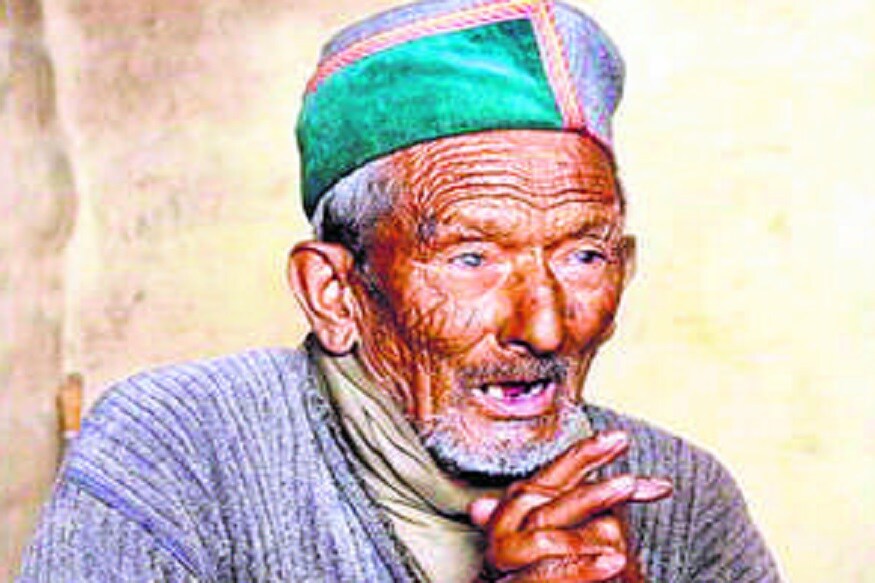 लोकसभा निवडणुकीच्या मतदानाला काही दिवस शिल्लक ऱाहिले आहेत. प्रत्येक उमेदवार आता मतदारांच्या दारात जात आहेत. पण तुम्हाला माहिती आहे का निवडणूक आयोगाने देशातील पहिल्या मतदाराला कसं शोधून काढलं? लोकसभा निवडणुकीच्या मतदानाला काही दिवस शिल्लक ऱाहिले आहेत. प्रत्येक उमेदवार आता मतदारांच्या दारात जात आहेत. पण तुम्हाला माहिती आहे का निवडणूक आयोगाने देशातील पहिल्या मतदाराला कसं शोधून काढलं?