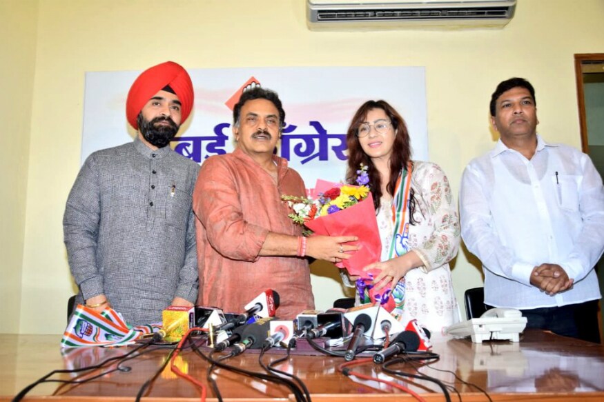 सर्वांची आवडती टीव्ही अभिनेत्री शिल्पा शिंदे काँग्रेसकडून उभी राहणार आहे. काही दिवसांपूर्वी तिने पत्रकार परिषद घेऊन याबद्दल अधिकृत घोषणा केली होती. सर्वांची आवडती टीव्ही अभिनेत्री शिल्पा शिंदे काँग्रेसकडून उभी राहणार आहे. काही दिवसांपूर्वी तिने पत्रकार परिषद घेऊन याबद्दल अधिकृत घोषणा केली होती.