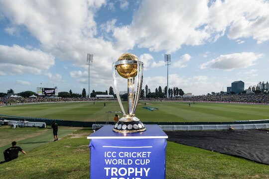 ऑस्ट्रेलियाविरुद्ध भारताच्या पराभवाने आगामी वर्ल्डकपमध्ये रंगत निर्माण झाली आहे. 30 मे पासून विश्वचषकाला सुरूवात होणार आहे. यावर्षी दहा संघ मैदानात उतरणार असून प्रत्येक संघ एकमेकाविरुद्ध लढणार आहेत. सध्याचा प्रत्येक संघाचा फॉर्म पाहता कोण कोणाला पराभूत करेल काही सांगता येत नाही. कोणताही संघ यावर्षी विश्वविजेता ठरू शकतो.
