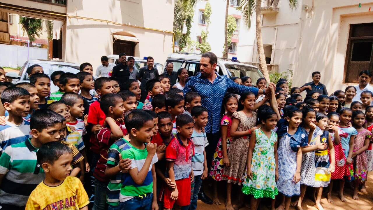लहान मुलांमध्ये मिसळणं आणि त्यांच्यासोबत राहिल्याने मला प्रेरणा मिळते. आपत्ती काळात मदत केल्यानंतर एक वेगळंच समाधान मनाला मिळतं असं त्यांनी गेल्या महिन्यात केलेल्या पोस्टमध्ये म्हटले होते. लहान मुलांमध्ये मिसळणं आणि त्यांच्यासोबत राहिल्याने मला प्रेरणा मिळते. आपत्ती काळात मदत केल्यानंतर एक वेगळंच समाधान मनाला मिळतं असं त्यांनी गेल्या महिन्यात केलेल्या पोस्टमध्ये म्हटले होते.