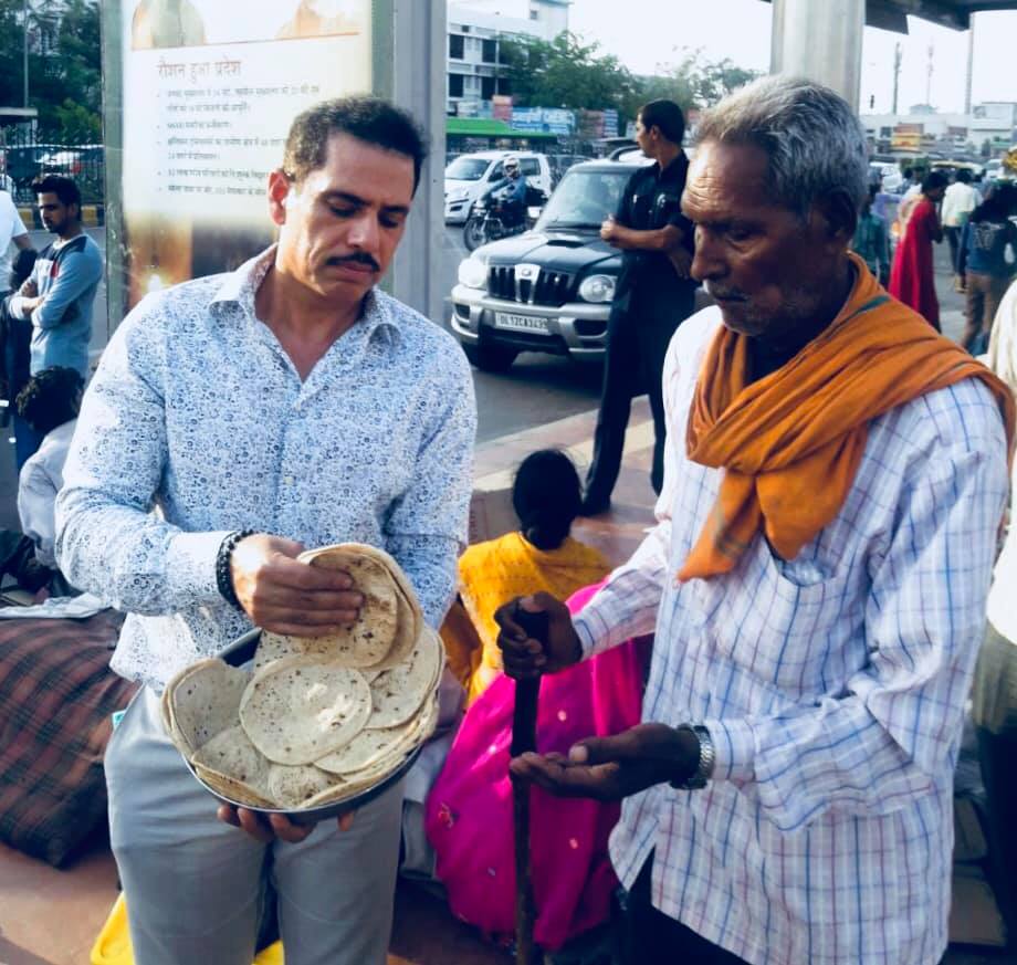रॉबर्ट वाड्रा यांनी फेसबुकवर केलेल्या पोस्टसोबत केरळ आणि नेपाळमधील मदतकार्यावेळीचे फोटोही शेअर केले होते. रॉबर्ट वाड्रा यांनी फेसबुकवर केलेल्या पोस्टसोबत केरळ आणि नेपाळमधील मदतकार्यावेळीचे फोटोही शेअर केले होते.