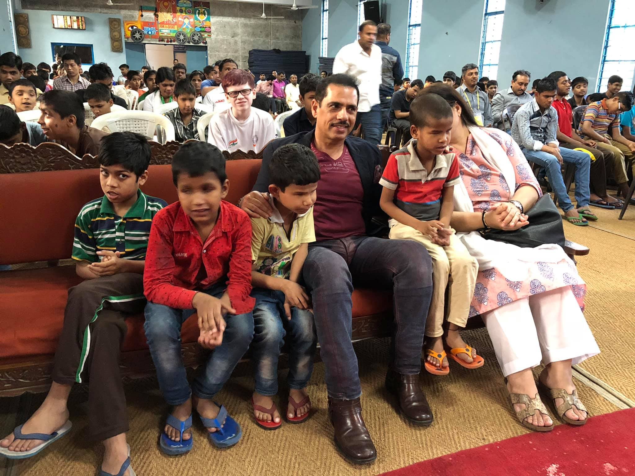 रॉबर्ट वाड्रा यांच्यामागे सध्या मनी लॉड्रिंग प्रकरणामध्ये ईडीचा सेसमिरा लागला आहे. आत्तापर्यंत रॉबर्ट वाड्रा यांची ईडीनं तीन वेळा कसून चौकशी केली आहे. रॉबर्ट वाड्रा यांच्यामागे सध्या मनी लॉड्रिंग प्रकरणामध्ये ईडीचा सेसमिरा लागला आहे. आत्तापर्यंत रॉबर्ट वाड्रा यांची ईडीनं तीन वेळा कसून चौकशी केली आहे.