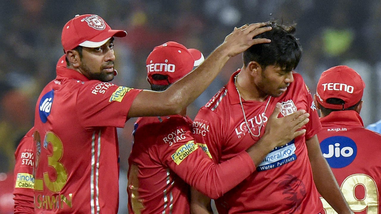 भारताचा फिरकीपटू आर अश्विनने सीएसके, पुणे सुपरनाईट आणि किंग्ज इनेवन पंजाबकडून खेळताना 2 हजार 910 धावा देत 110 विकेट घेतल्या आहेत. IPL मध्ये सर्वाधिक विकेट घेणाऱ्या गोलंदाजांमध्ये तो नवव्य़ा स्थानावर आहे. 34 धावांत 4 विकेट ही त्याची सर्वोत्तम कामगिरी आहे. भारताचा फिरकीपटू आर अश्विनने सीएसके, पुणे सुपरनाईट आणि किंग्ज इनेवन पंजाबकडून खेळताना 2 हजार 910 धावा देत 110 विकेट घेतल्या आहेत. IPL मध्ये सर्वाधिक विकेट घेणाऱ्या गोलंदाजांमध्ये तो नवव्य़ा स्थानावर आहे. 34 धावांत 4 विकेट ही त्याची सर्वोत्तम कामगिरी आहे.