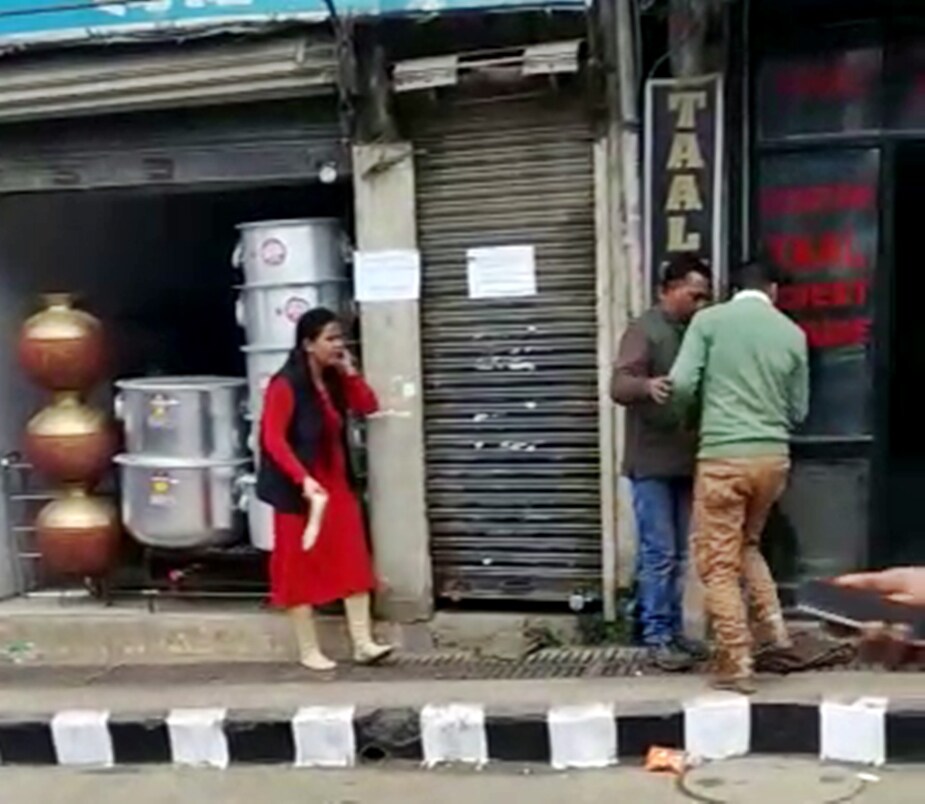 हिमाचल प्रदेशच्या मंडीमध्ये हा संपूर्ण प्रकार घडला आहे. रस्त्याने जात असताना शुल्लक कारणावरून या जोडप्यामध्ये भांडण झालं. त्याचं रुपांतर थेट हाणामारीमध्ये झालं. हिमाचल प्रदेशच्या मंडीमध्ये हा संपूर्ण प्रकार घडला आहे. रस्त्याने जात असताना शुल्लक कारणावरून या जोडप्यामध्ये भांडण झालं. त्याचं रुपांतर थेट हाणामारीमध्ये झालं.